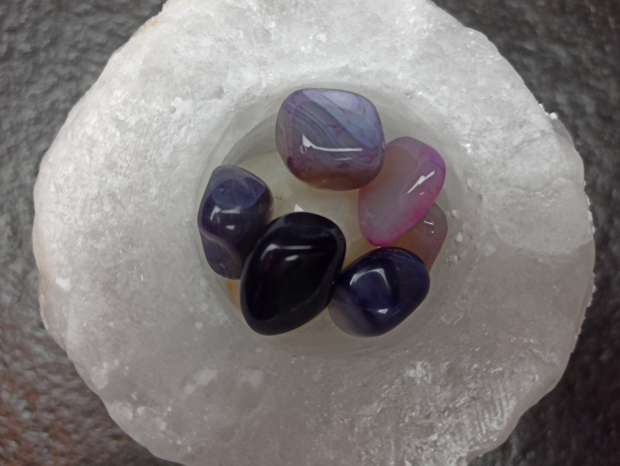 Paarse agaat trommelstenen – curated crystal by Marga Jacobs | rust, symboliek en intuïtieve zelfzorg