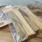 Palo Santo zakje – curated crystal by Marga Jacobs | rust, symboliek en intuïtieve zelfzorg