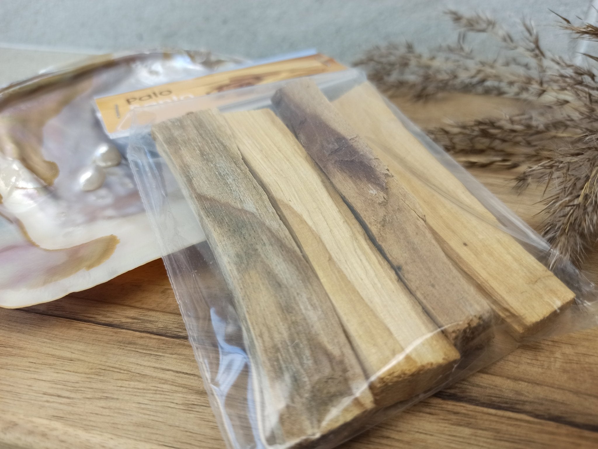 Palo Santo zakje – curated crystal by Marga Jacobs | rust, symboliek en intuïtieve zelfzorg