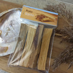 Palo Santo zakje – curated crystal by Marga Jacobs | rust, symboliek en intuïtieve zelfzorg