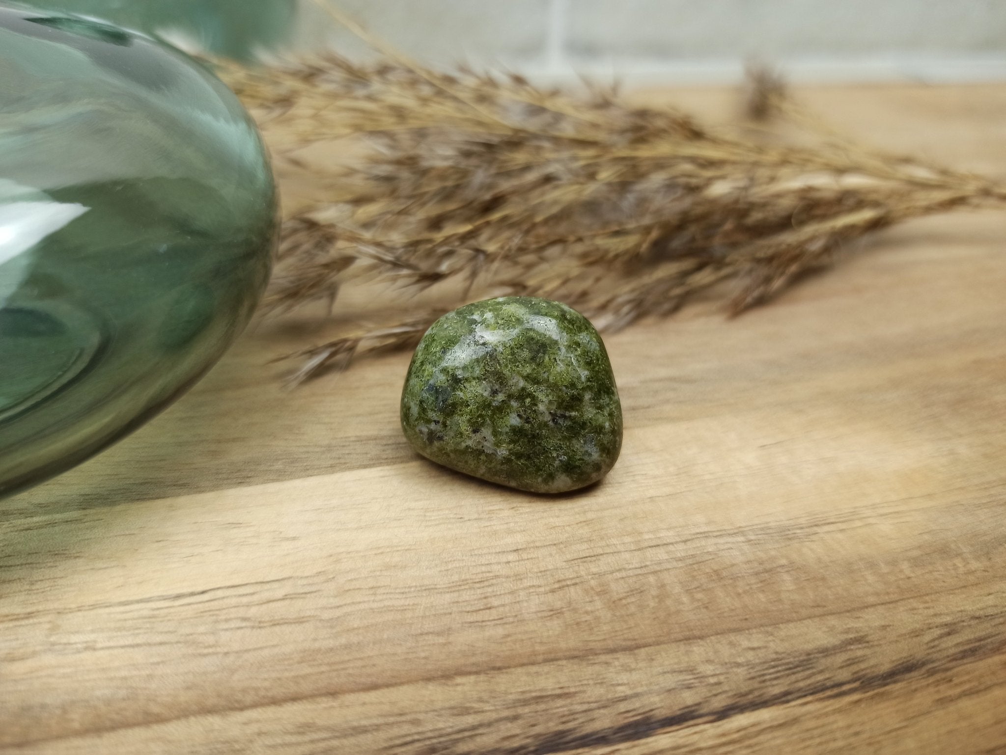 Peridoot trommelstenen – curated crystal by Marga Jacobs | rust, symboliek en intuïtieve zelfzorg