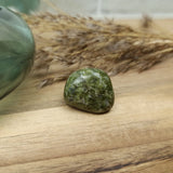 Peridoot trommelstenen – curated crystal by Marga Jacobs | rust, symboliek en intuïtieve zelfzorg