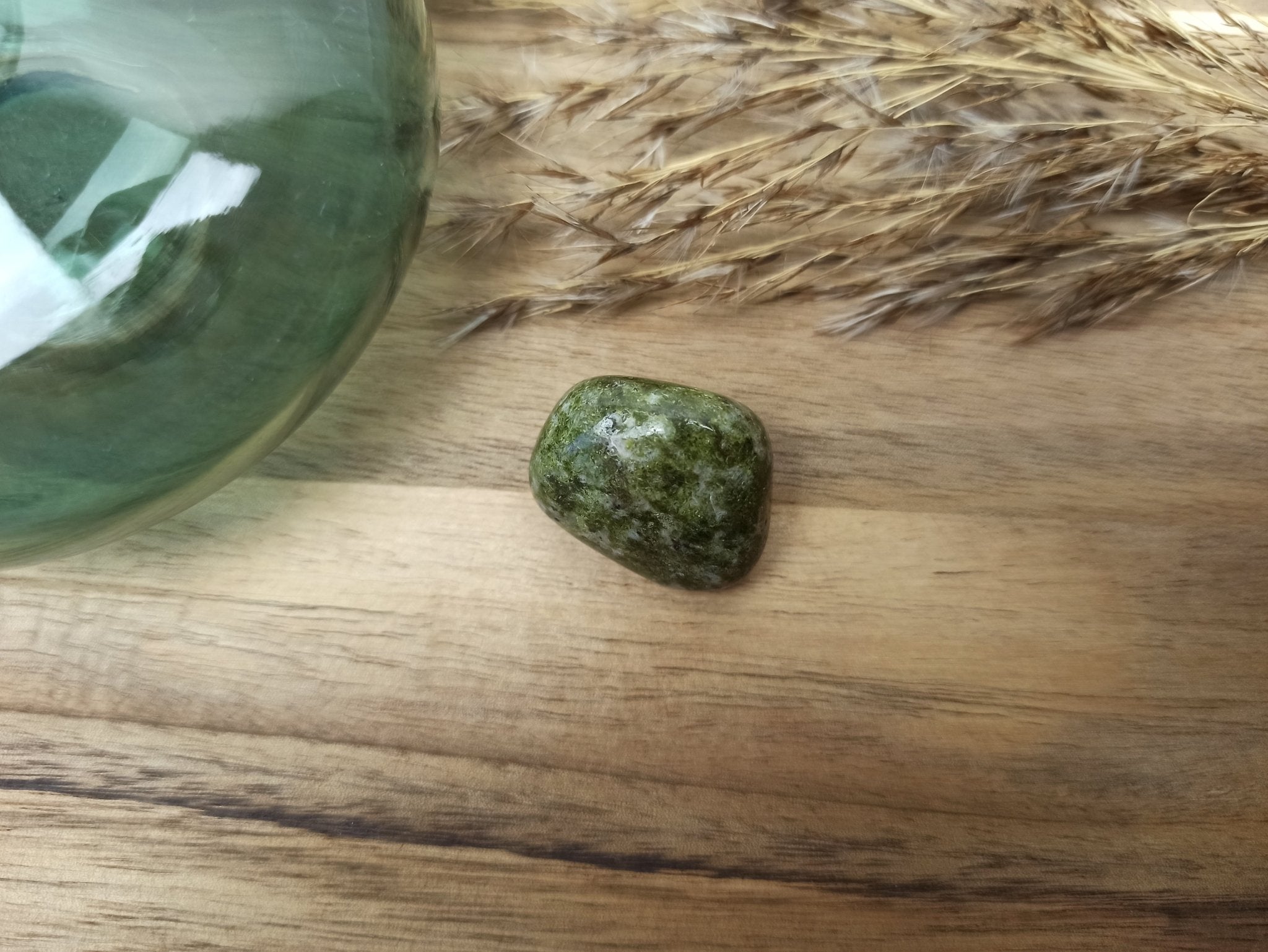 Peridoot trommelstenen – curated crystal by Marga Jacobs | rust, symboliek en intuïtieve zelfzorg