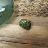 Peridoot trommelstenen – curated crystal by Marga Jacobs | rust, symboliek en intuïtieve zelfzorg