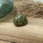 Peridoot trommelstenen – curated crystal by Marga Jacobs | rust, symboliek en intuïtieve zelfzorg