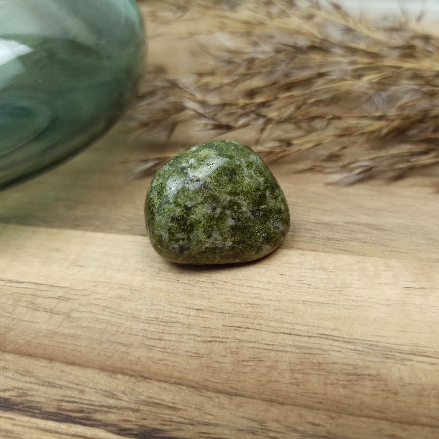 Peridoot trommelstenen – curated crystal by Marga Jacobs | rust, symboliek en intuïtieve zelfzorg