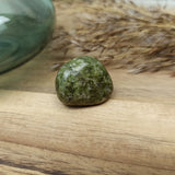 Peridoot trommelstenen – curated crystal by Marga Jacobs | rust, symboliek en intuïtieve zelfzorg