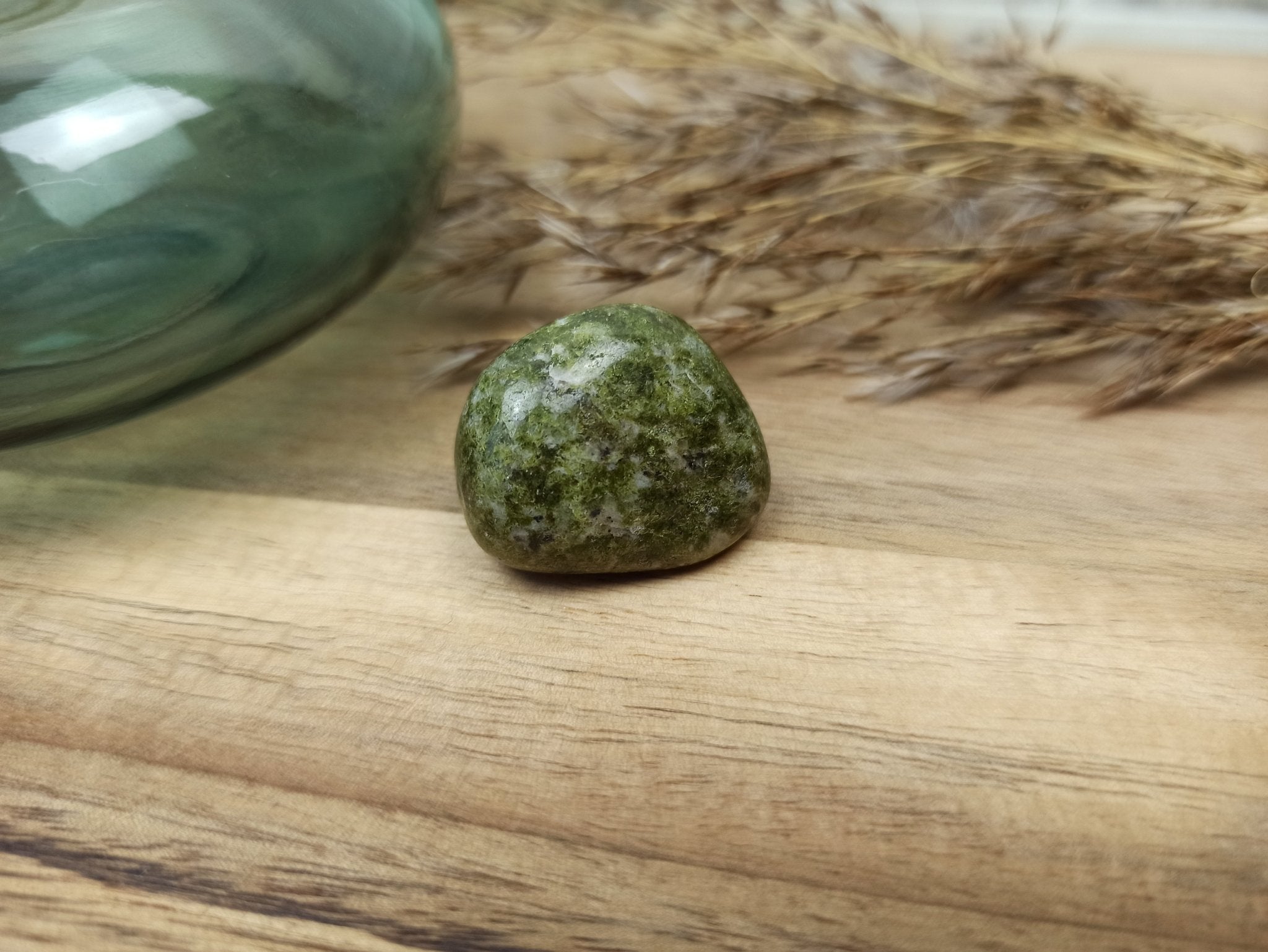 Peridoot trommelstenen – curated crystal by Marga Jacobs | rust, symboliek en intuïtieve zelfzorg