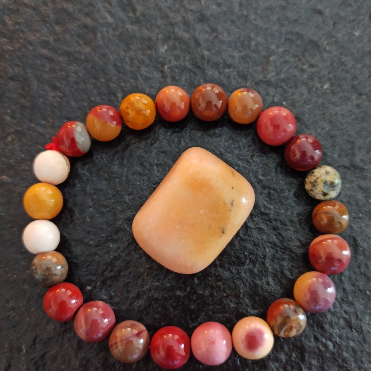 Petaliet trommelstenen – curated crystal by Marga Jacobs | rust, symboliek en intuïtieve zelfzorg
