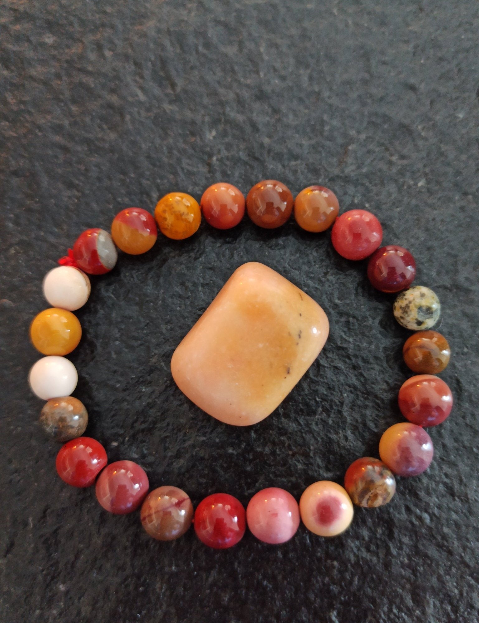 Petaliet trommelstenen – curated crystal by Marga Jacobs | rust, symboliek en intuïtieve zelfzorg