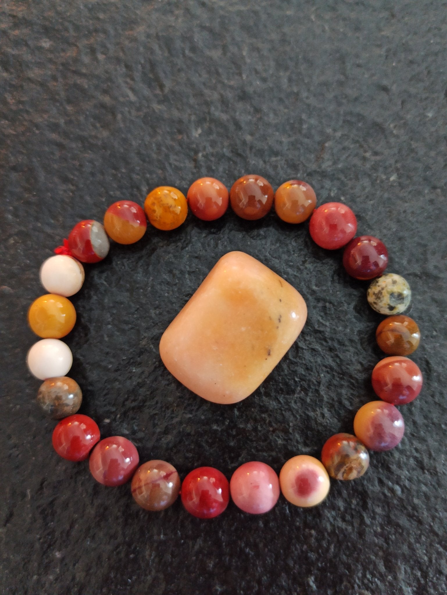 Petaliet trommelstenen – curated crystal by Marga Jacobs | rust, symboliek en intuïtieve zelfzorg