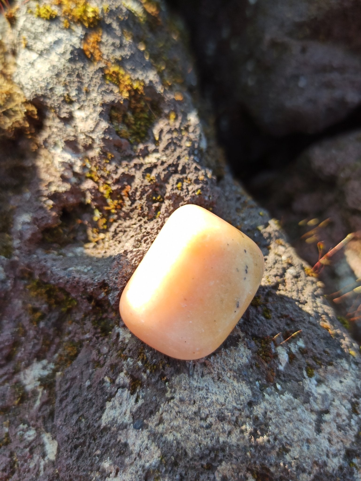 Petaliet trommelstenen – curated crystal by Marga Jacobs | rust, symboliek en intuïtieve zelfzorg