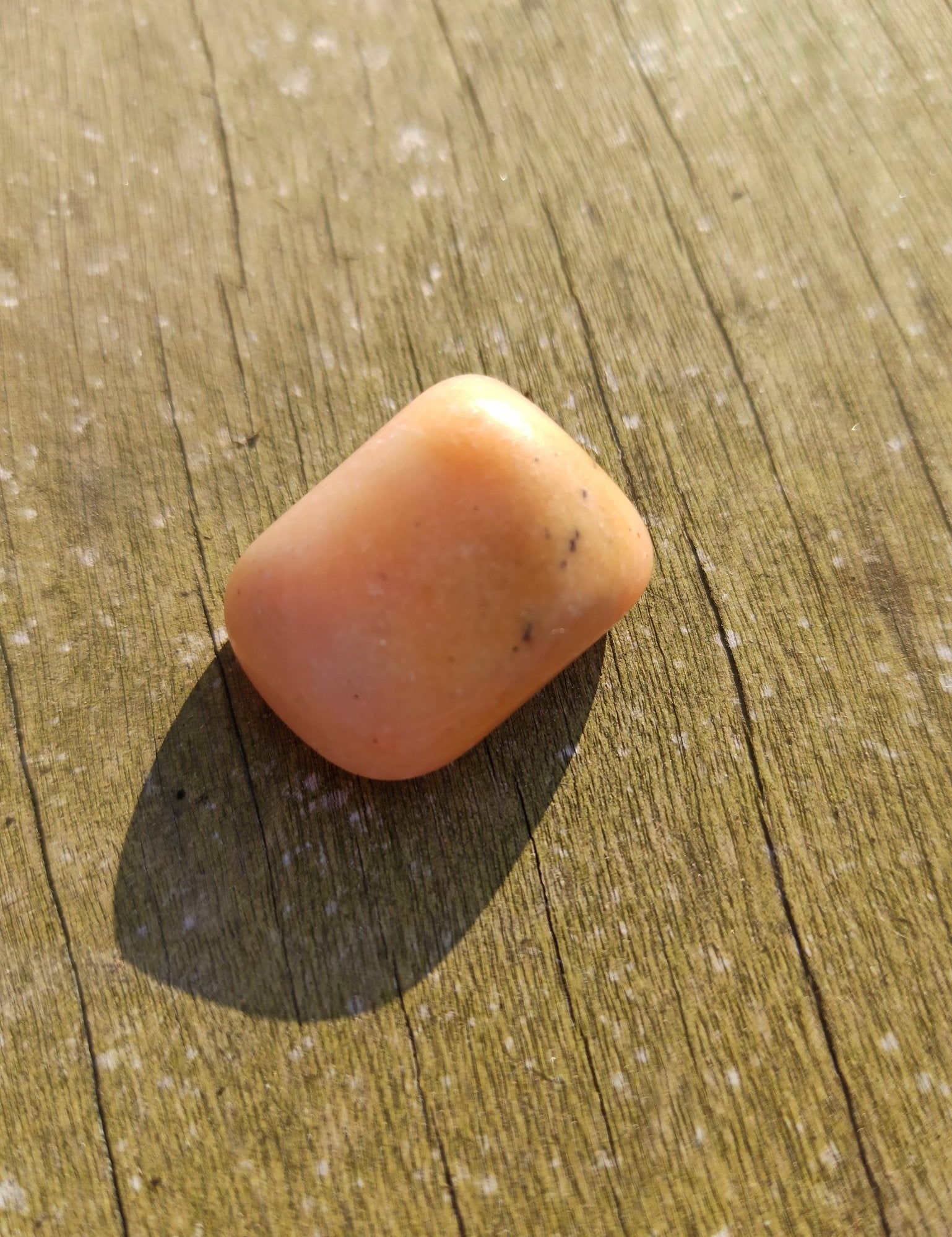 Petaliet trommelstenen – curated crystal by Marga Jacobs | rust, symboliek en intuïtieve zelfzorg