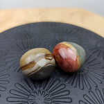 Polychroom jaspis trommelstenen – curated crystal by Marga Jacobs | rust, symboliek en intuïtieve zelfzorg