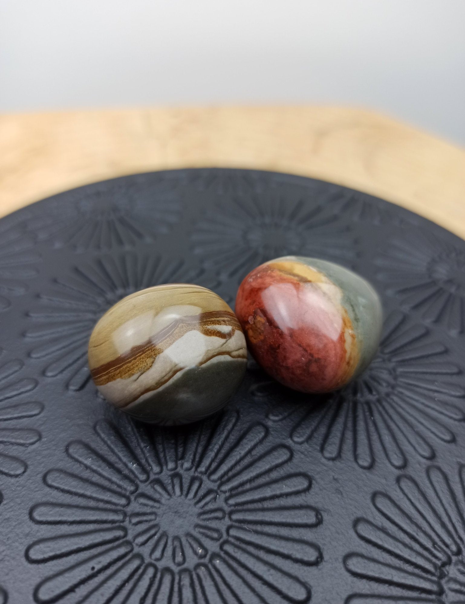 Polychroom jaspis trommelstenen – curated crystal by Marga Jacobs | rust, symboliek en intuïtieve zelfzorg