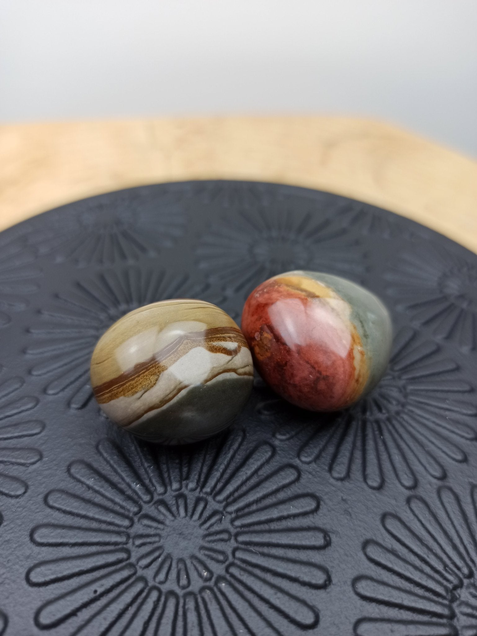 Polychroom jaspis trommelstenen – curated crystal by Marga Jacobs | rust, symboliek en intuïtieve zelfzorg