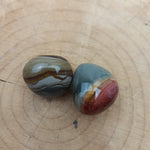 Polychroom jaspis trommelstenen – curated crystal by Marga Jacobs | rust, symboliek en intuïtieve zelfzorg