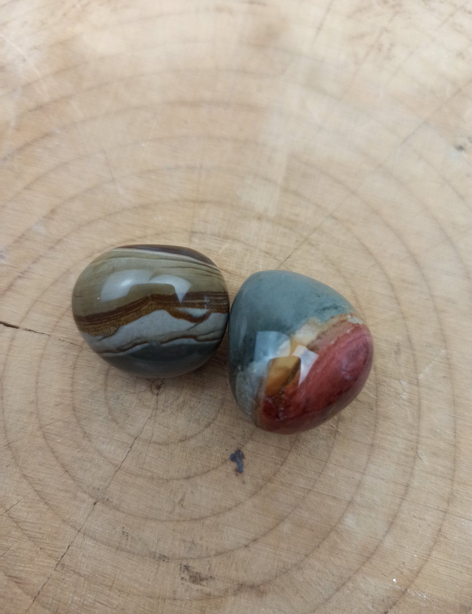 Polychroom jaspis trommelstenen – curated crystal by Marga Jacobs | rust, symboliek en intuïtieve zelfzorg