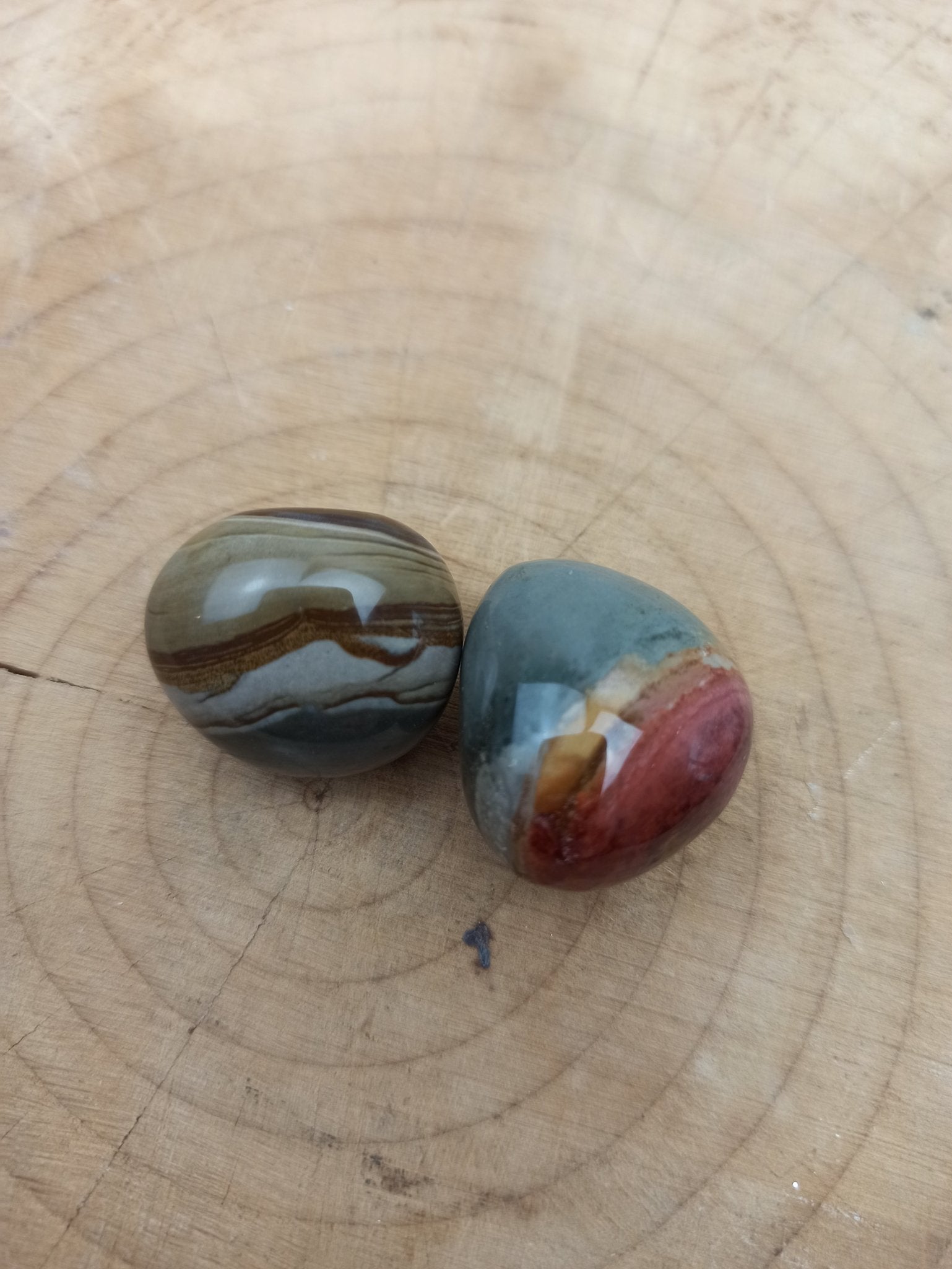 Polychroom jaspis trommelstenen – curated crystal by Marga Jacobs | rust, symboliek en intuïtieve zelfzorg