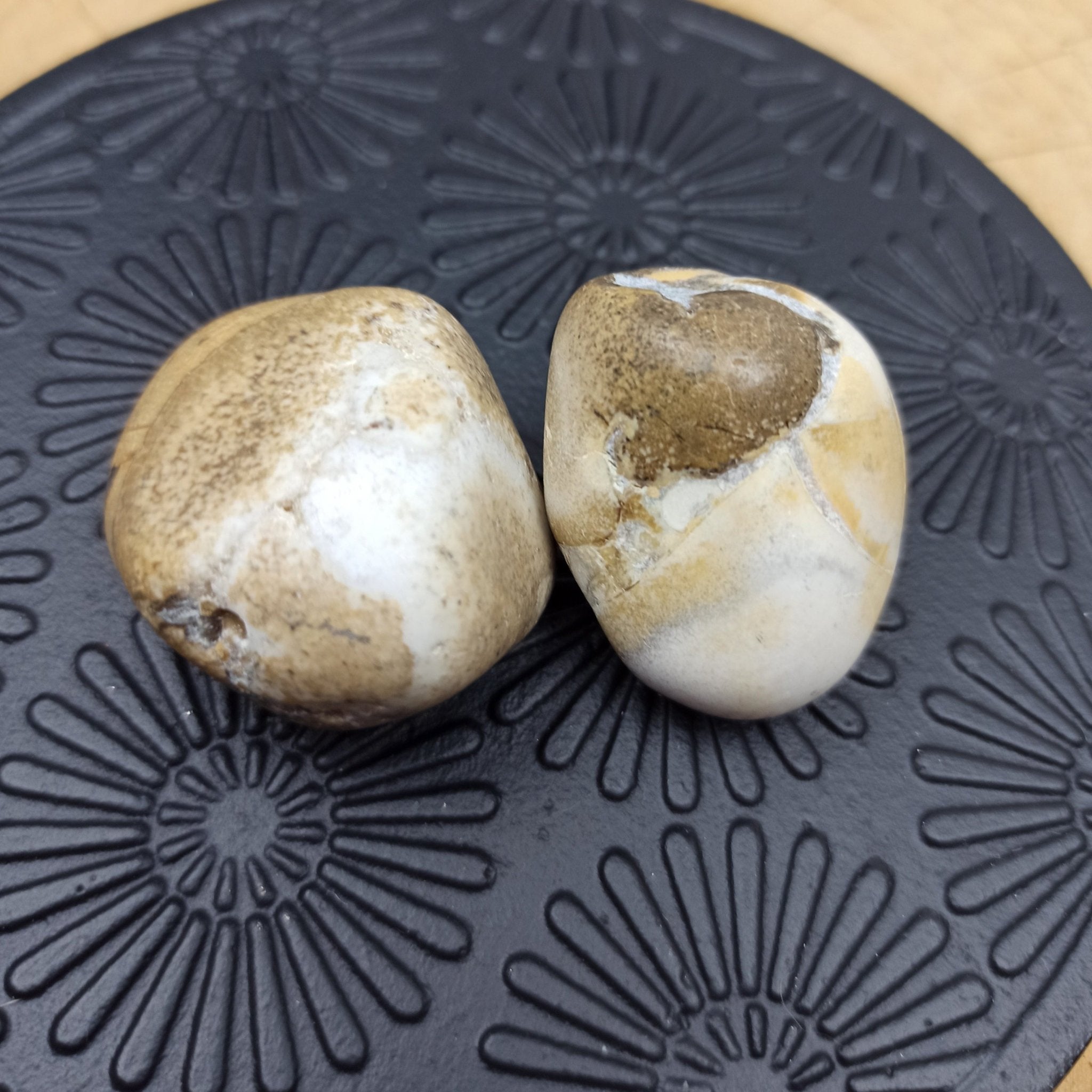 Poppy jaspis trommelstenen – curated crystal by Marga Jacobs | rust, symboliek en intuïtieve zelfzorg