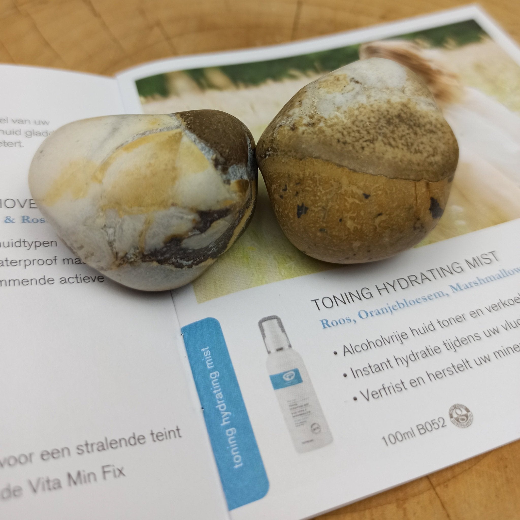 Poppy jaspis trommelstenen – curated crystal by Marga Jacobs | rust, symboliek en intuïtieve zelfzorg