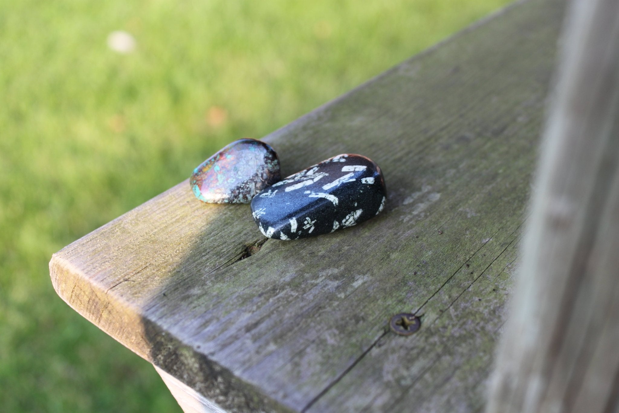 Porphyriet trommelstenen – curated crystal by Marga Jacobs | rust, symboliek en intuïtieve zelfzorg