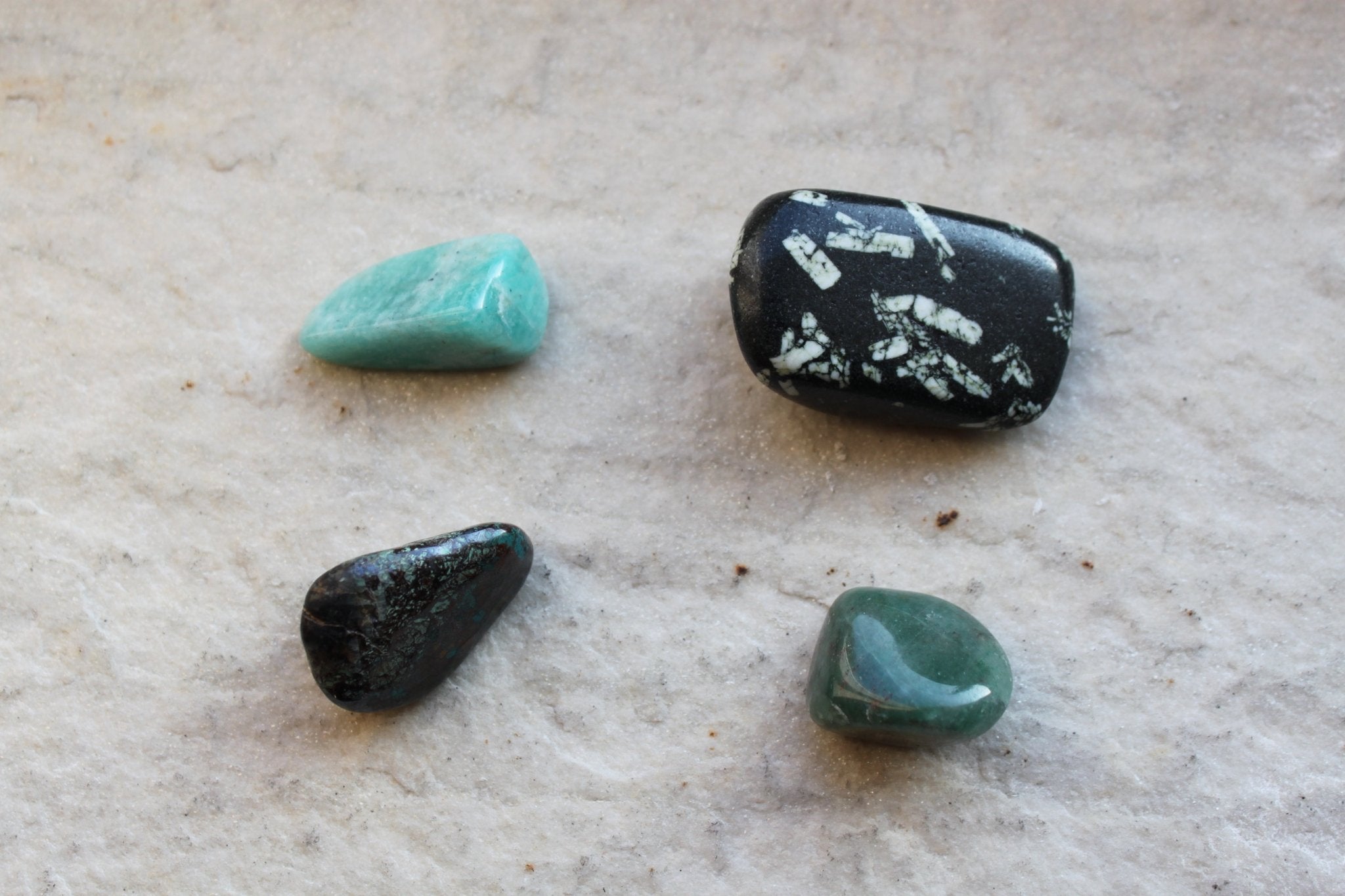 Porphyriet trommelstenen – curated crystal by Marga Jacobs | rust, symboliek en intuïtieve zelfzorg