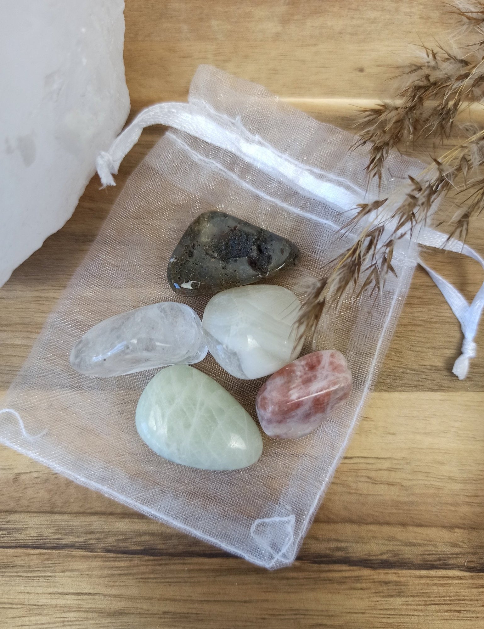 Positieve energie edelstenensetje – curated crystal by Marga Jacobs | rust, symboliek en intuïtieve zelfzorg