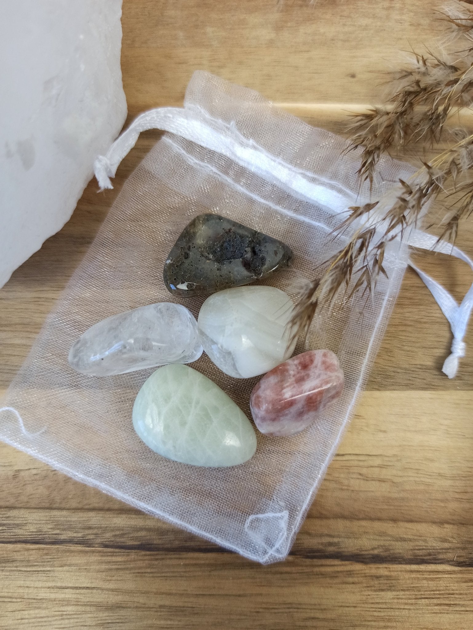 Positieve energie edelstenensetje – curated crystal by Marga Jacobs | rust, symboliek en intuïtieve zelfzorg