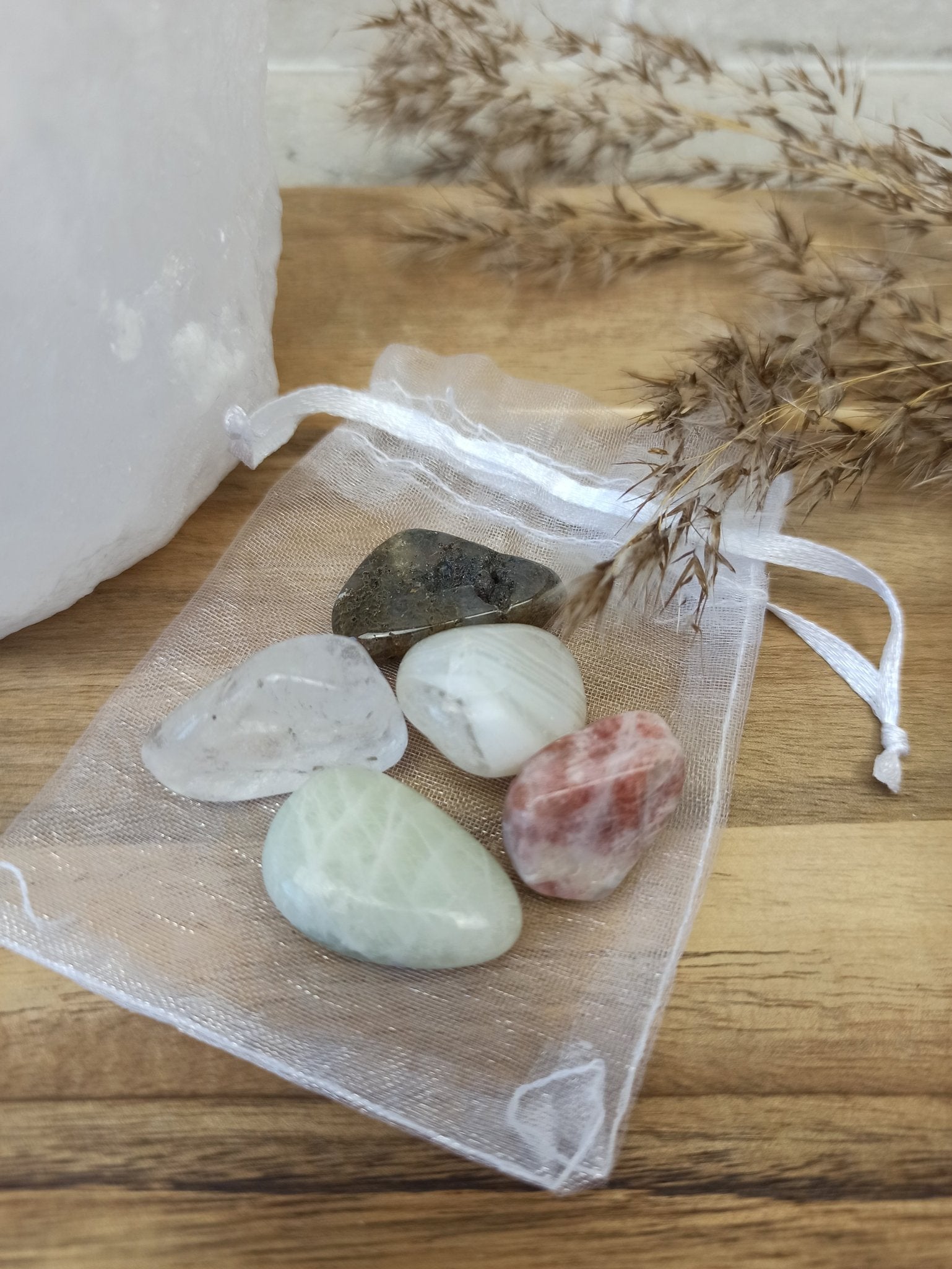 Positieve energie edelstenensetje – curated crystal by Marga Jacobs | rust, symboliek en intuïtieve zelfzorg