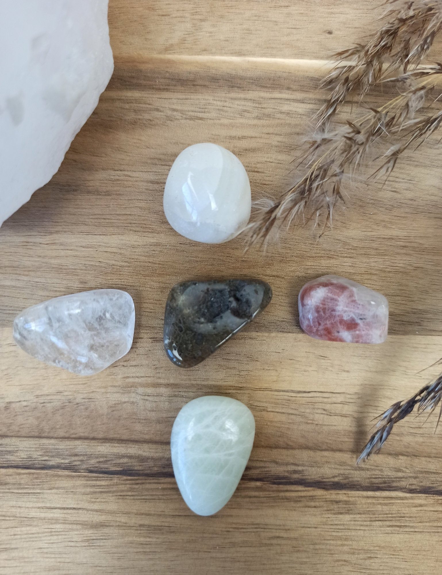 Positieve energie edelstenensetje – curated crystal by Marga Jacobs | rust, symboliek en intuïtieve zelfzorg