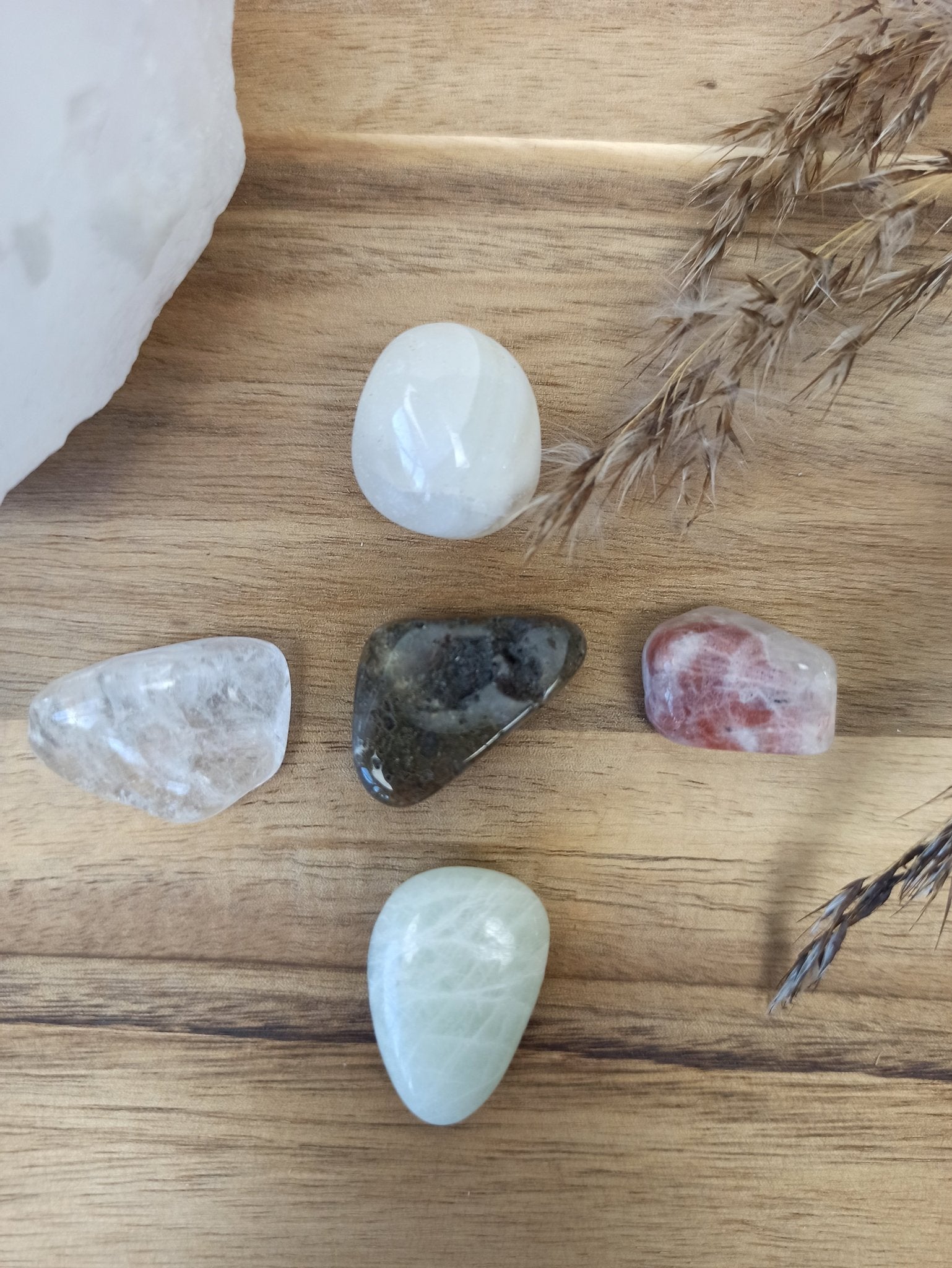 Positieve energie edelstenensetje – curated crystal by Marga Jacobs | rust, symboliek en intuïtieve zelfzorg