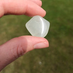 Prehniet trommelstenen – curated crystal by Marga Jacobs | rust, symboliek en intuïtieve zelfzorg