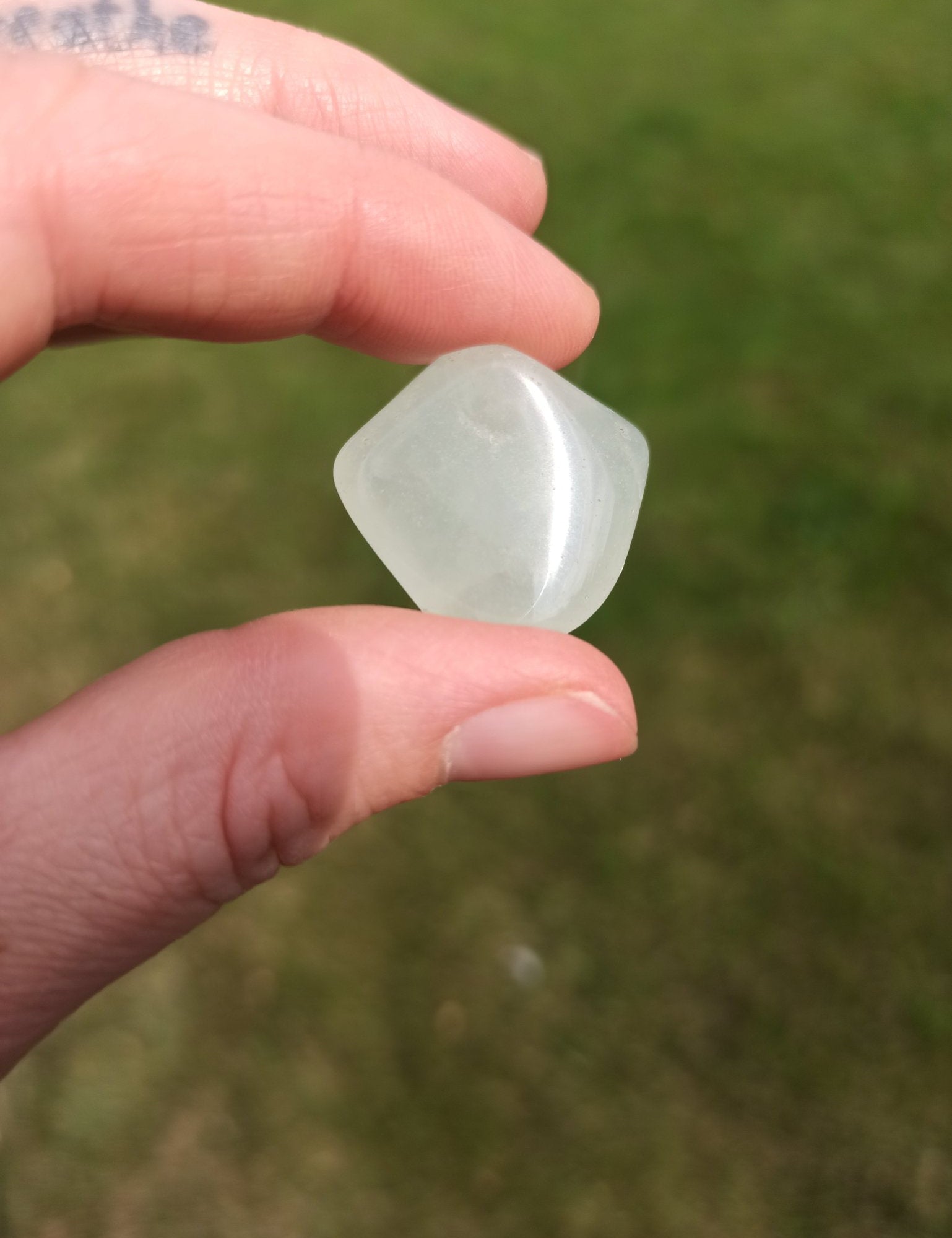 Prehniet trommelstenen – curated crystal by Marga Jacobs | rust, symboliek en intuïtieve zelfzorg