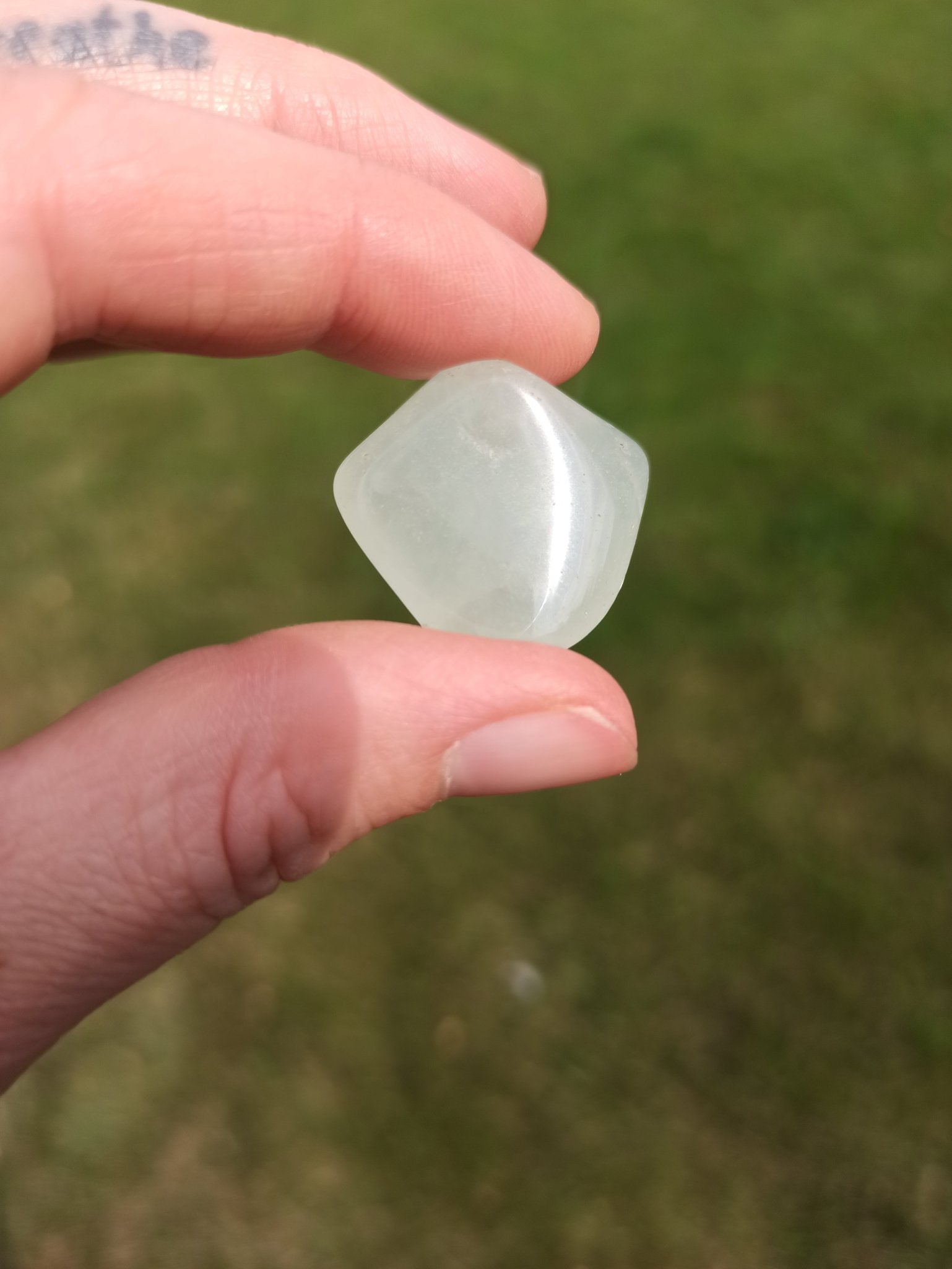 Prehniet trommelstenen – curated crystal by Marga Jacobs | rust, symboliek en intuïtieve zelfzorg