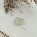 Prehniet trommelstenen – curated crystal by Marga Jacobs | rust, symboliek en intuïtieve zelfzorg