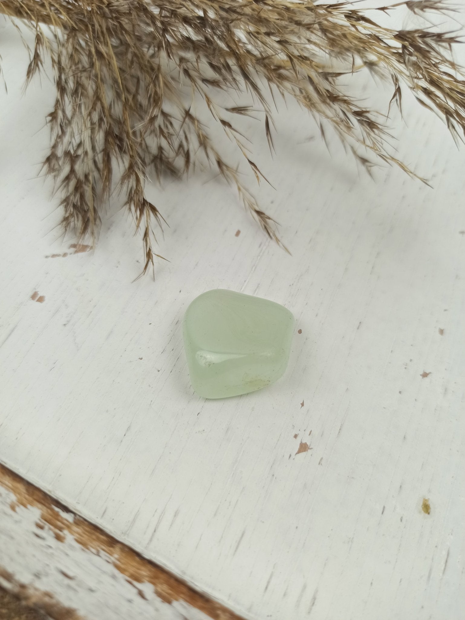 Prehniet trommelstenen – curated crystal by Marga Jacobs | rust, symboliek en intuïtieve zelfzorg