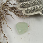 Prehniet trommelstenen – curated crystal by Marga Jacobs | rust, symboliek en intuïtieve zelfzorg