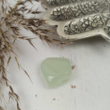 Prehniet trommelstenen – curated crystal by Marga Jacobs | rust, symboliek en intuïtieve zelfzorg