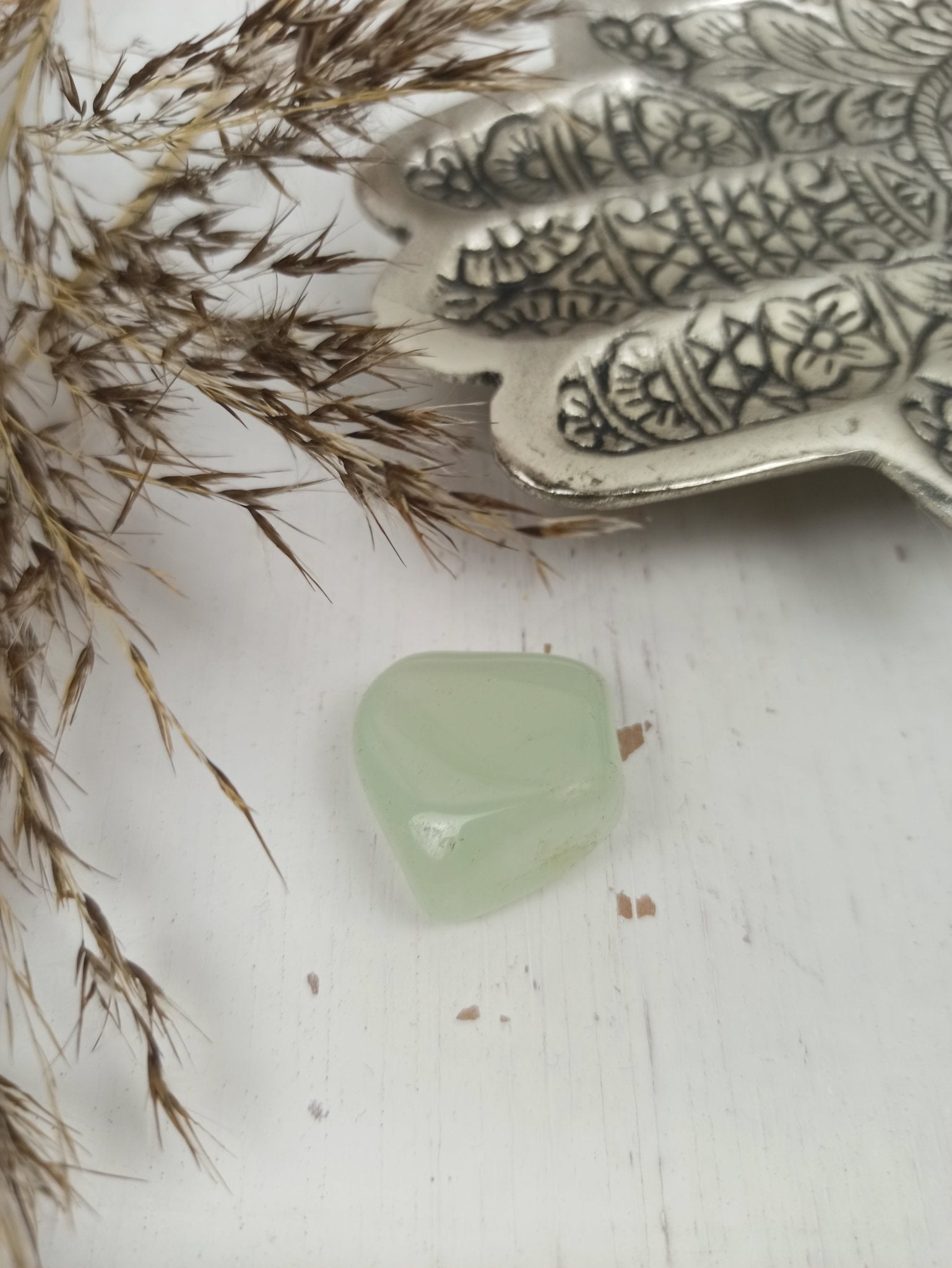 Prehniet trommelstenen – curated crystal by Marga Jacobs | rust, symboliek en intuïtieve zelfzorg