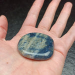 Preseli Blauwsteen handstenen – curated crystal by Marga Jacobs | rust, symboliek en intuïtieve zelfzorg