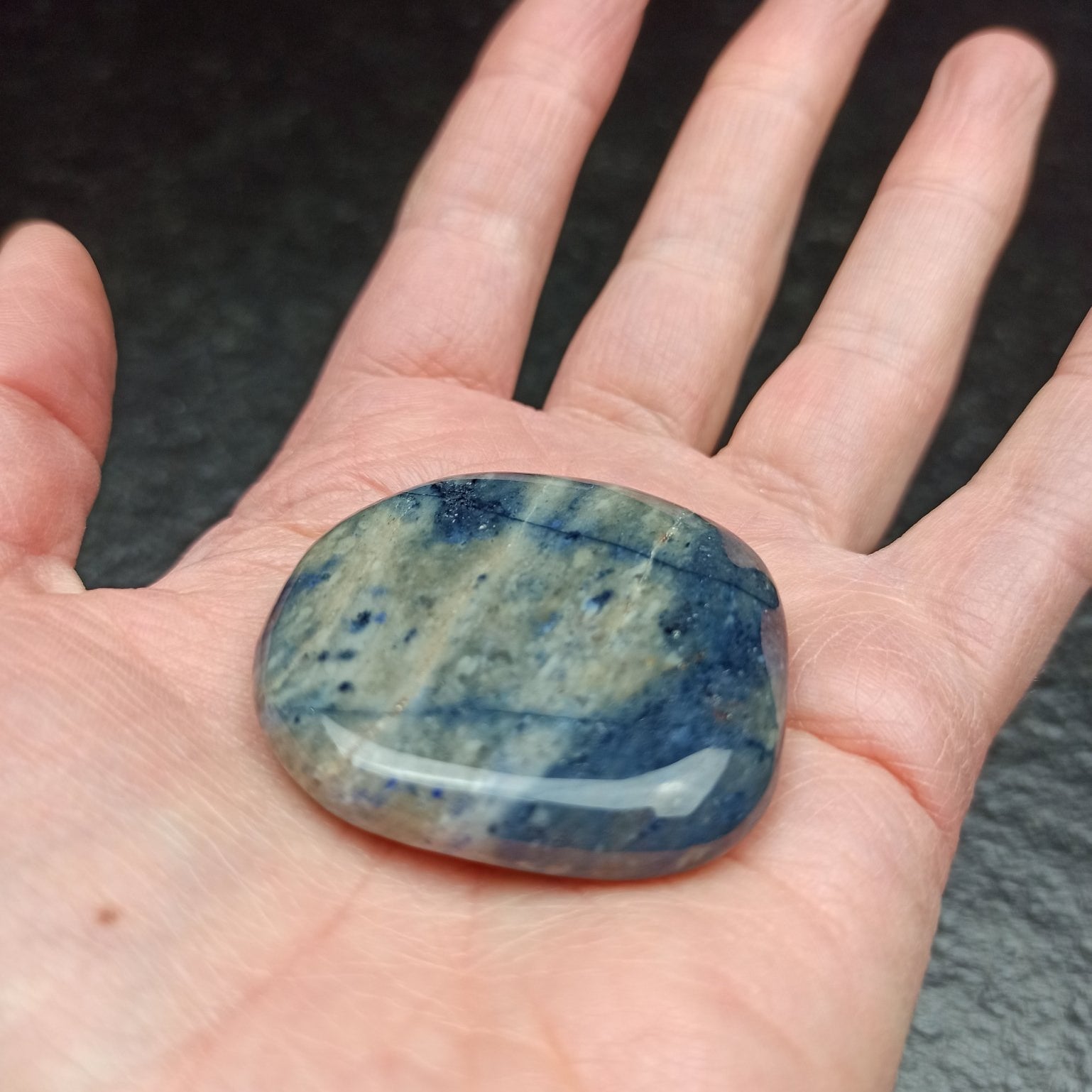 Preseli Blauwsteen handstenen – curated crystal by Marga Jacobs | rust, symboliek en intuïtieve zelfzorg