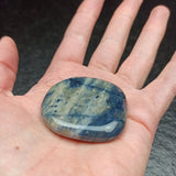 Preseli Blauwsteen handstenen – curated crystal by Marga Jacobs | rust, symboliek en intuïtieve zelfzorg