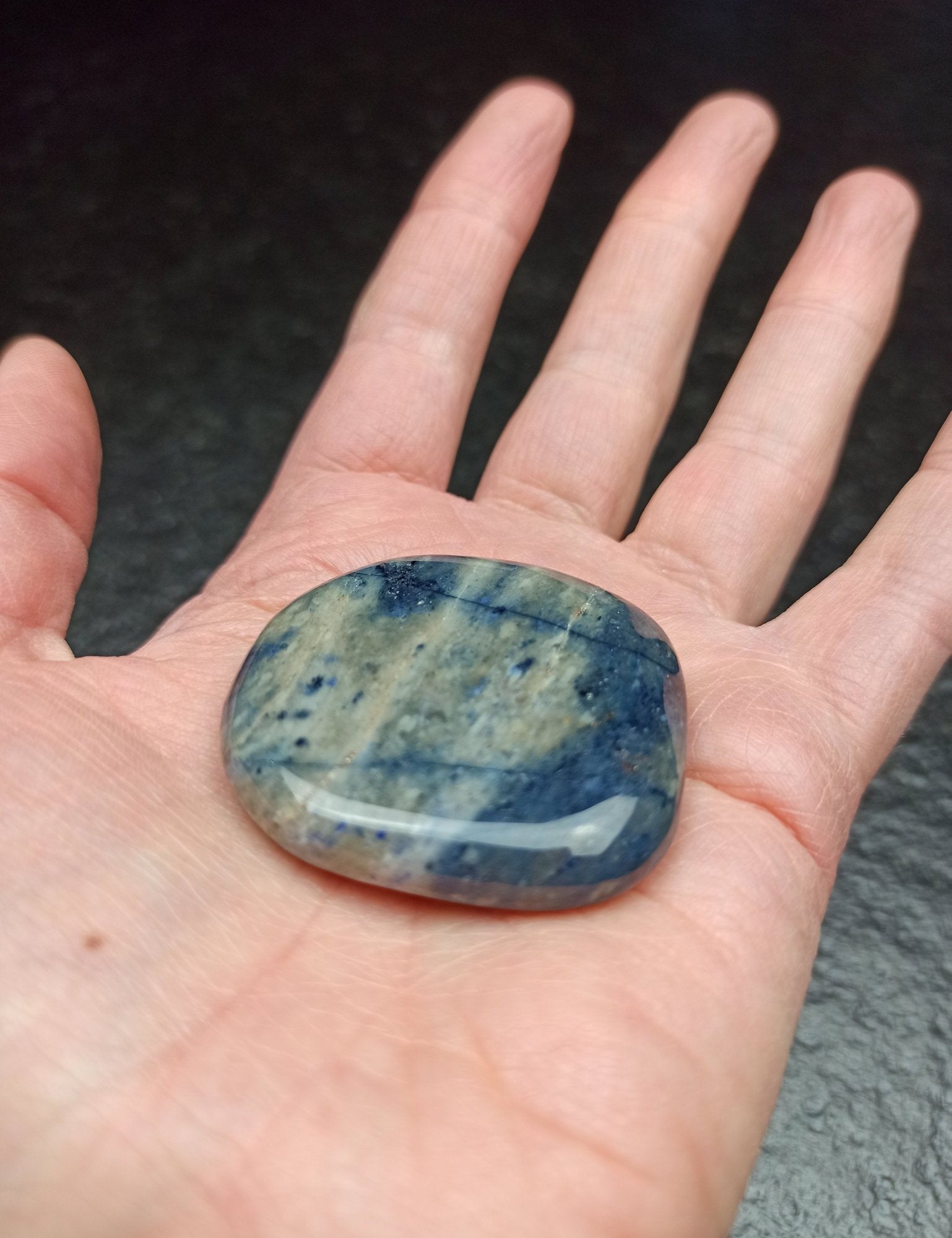 Preseli Blauwsteen handstenen – curated crystal by Marga Jacobs | rust, symboliek en intuïtieve zelfzorg