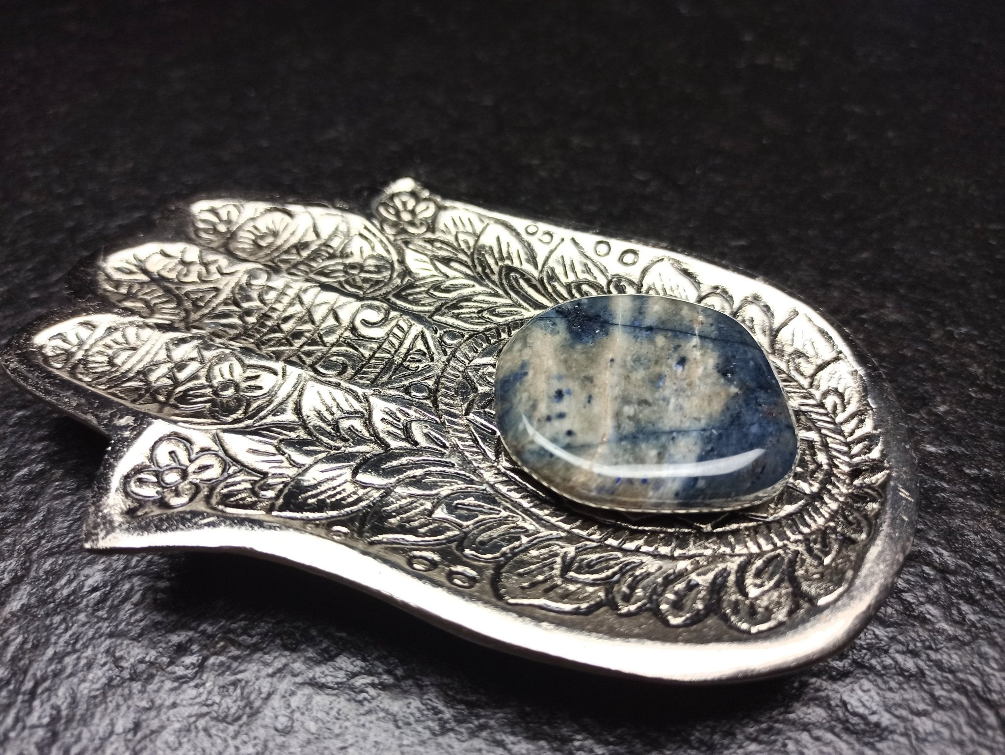 Preseli Blauwsteen handstenen – curated crystal by Marga Jacobs | rust, symboliek en intuïtieve zelfzorg