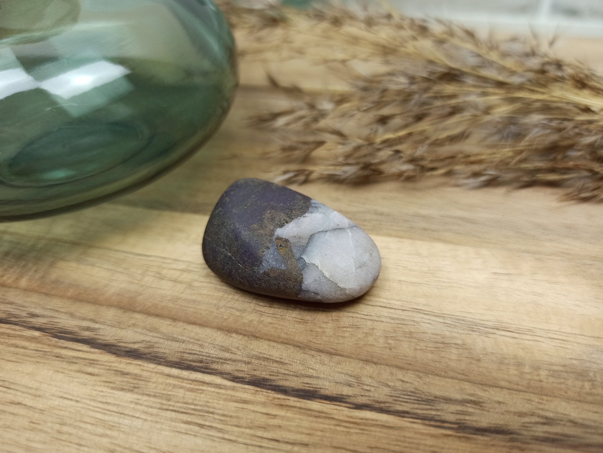 Purpuriet trommelstenen – curated crystal by Marga Jacobs | rust, symboliek en intuïtieve zelfzorg