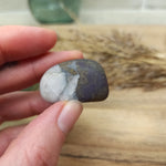 Purpuriet trommelstenen – curated crystal by Marga Jacobs | rust, symboliek en intuïtieve zelfzorg