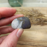 Purpuriet trommelstenen – curated crystal by Marga Jacobs | rust, symboliek en intuïtieve zelfzorg