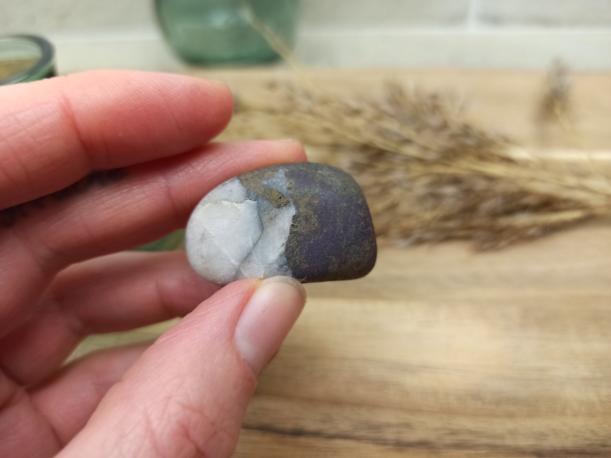 Purpuriet trommelstenen – curated crystal by Marga Jacobs | rust, symboliek en intuïtieve zelfzorg