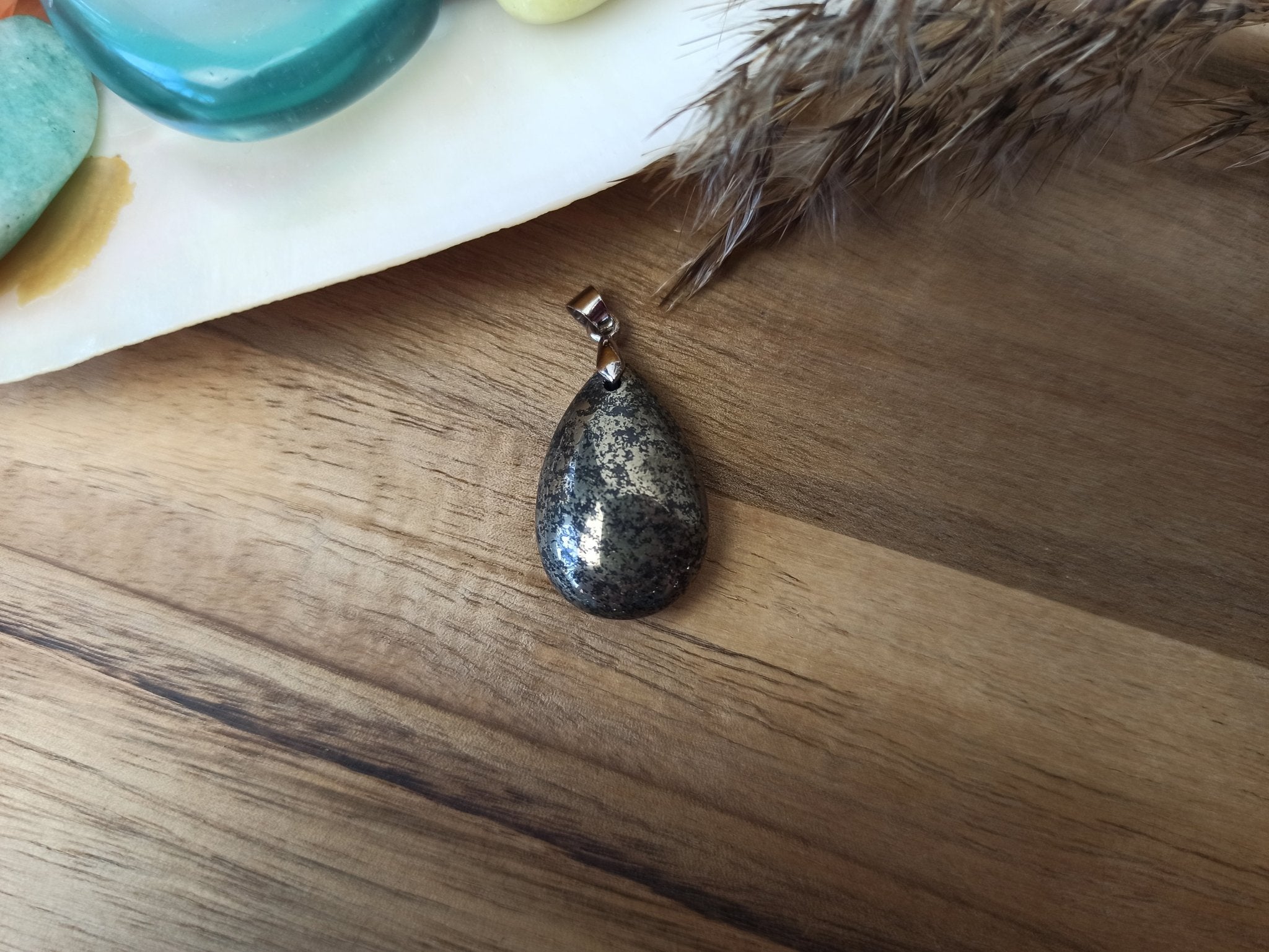 Pyriet edelsteen hanger druppel | 25 mm – curated crystal by Marga Jacobs | rust, symboliek en intuïtieve zelfzorg